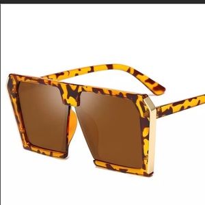 🔥🔥Urban Village Gold framed Sunnies New